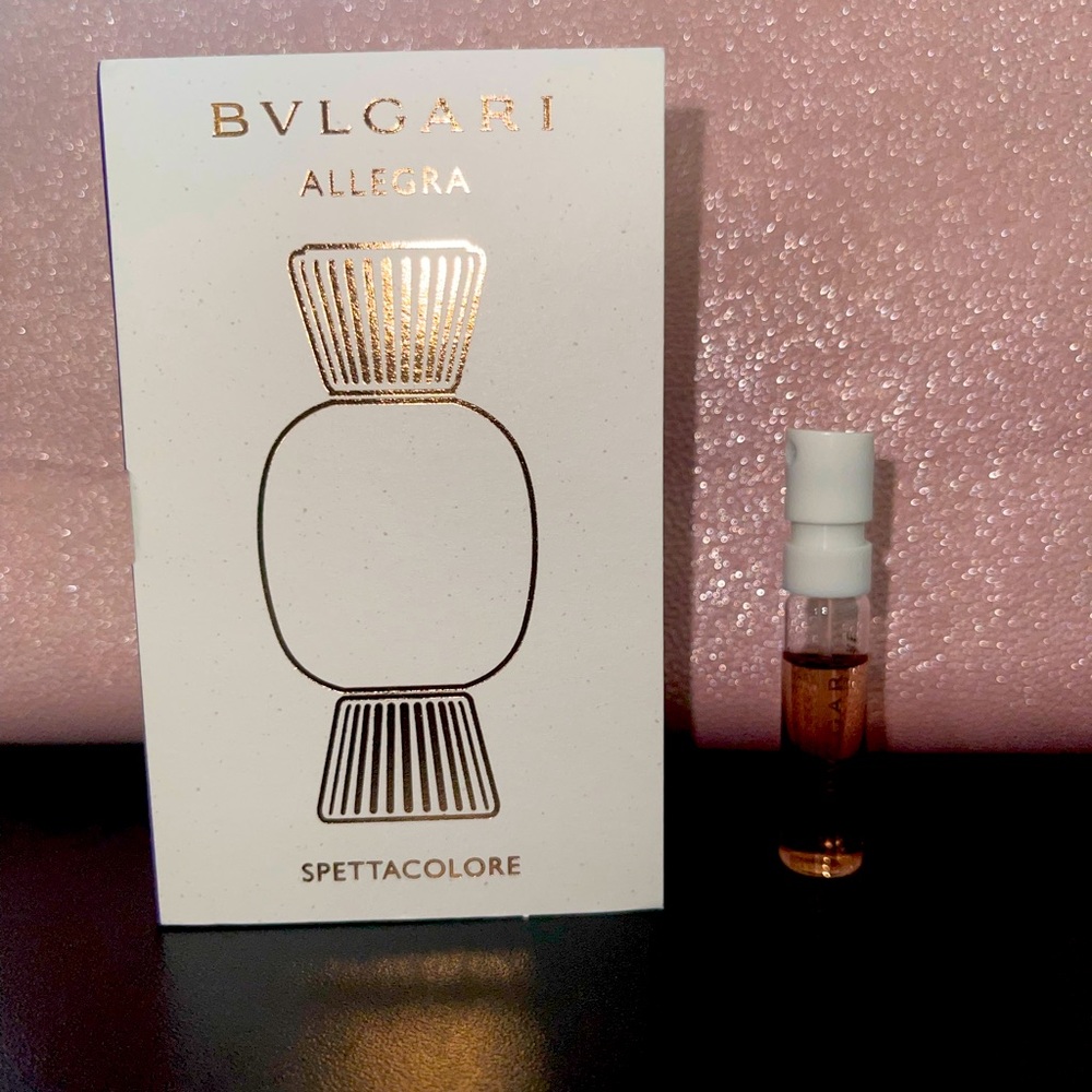 Rich floral notes of iris, powdery, earthy and smooth sultry warmth scent.